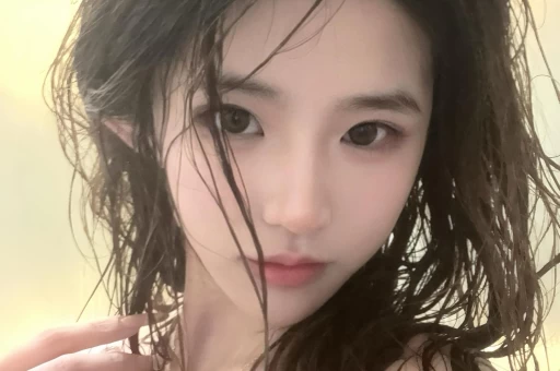 近日有媒体爆料短剧男演员王凯沐与女制片人张思雨被拍到同框出行疑似恋情曝光引发网友热议